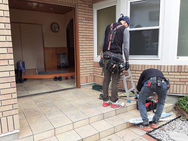 玄関ドアの解体を進めていく